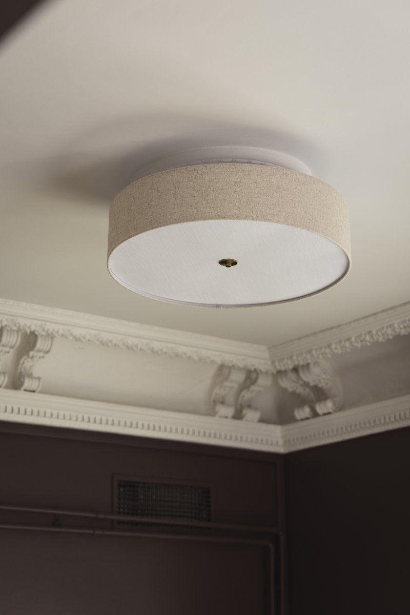 Noah Ø65 Beige plafond Fra Globen Lighting - Lampen er kombinert med en detalj i polert messing, stoffet har et levende mønster og en hvit blendbeskyttelse nederst for å spre et behagelig lys.