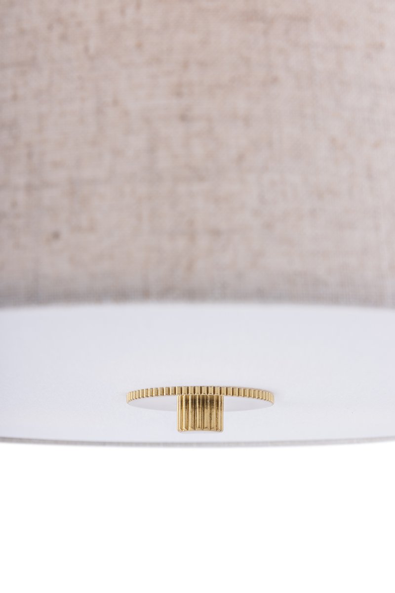 Noah Ø65 Beige plafond Fra Globen Lighting - Lampen er kombinert med en detalj i polert messing, stoffet har et levende mønster og en hvit blendbeskyttelse nederst for å spre et behagelig lys.