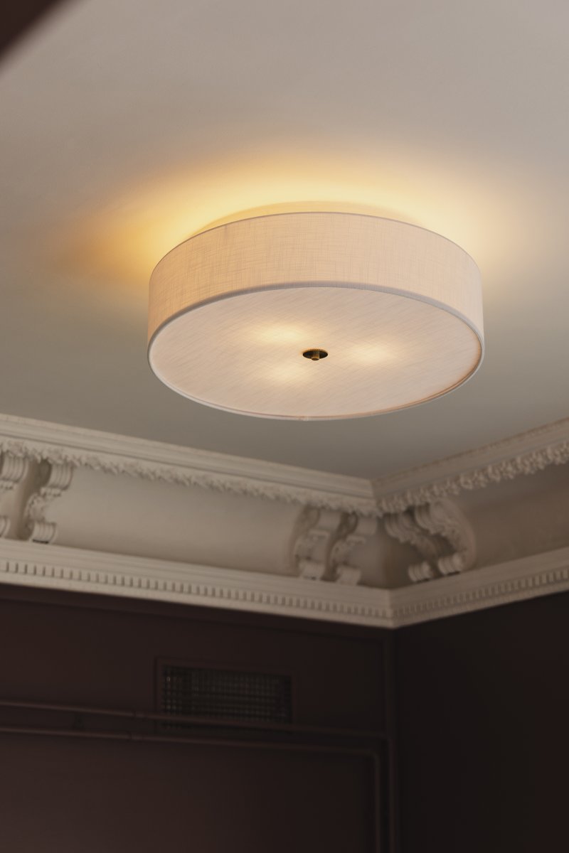 Noah Ø65 Hvit plafond Fra Globen Lighting - Noah er en stilig og dekorativ taklampe, håndlaget i hvitt linstoff med en vakker, levende struktur.