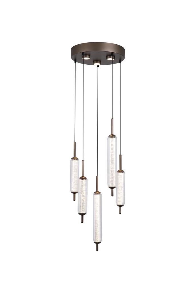 Cattail Ø37 Brun Taklampe Fra Searchlight - Lampen har fem riflede, sylindriske skjermer i klart glass som henger elegant fra en rund takplate i en brun tone, inspirert av de myke formene til siv.