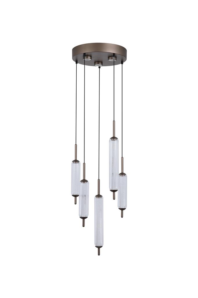 Cattail Ø37 Brun Taklampe Fra Searchlight - Lampen har fem riflede, sylindriske skjermer i klart glass som henger elegant fra en rund takplate i en brun tone, inspirert av de myke formene til siv.