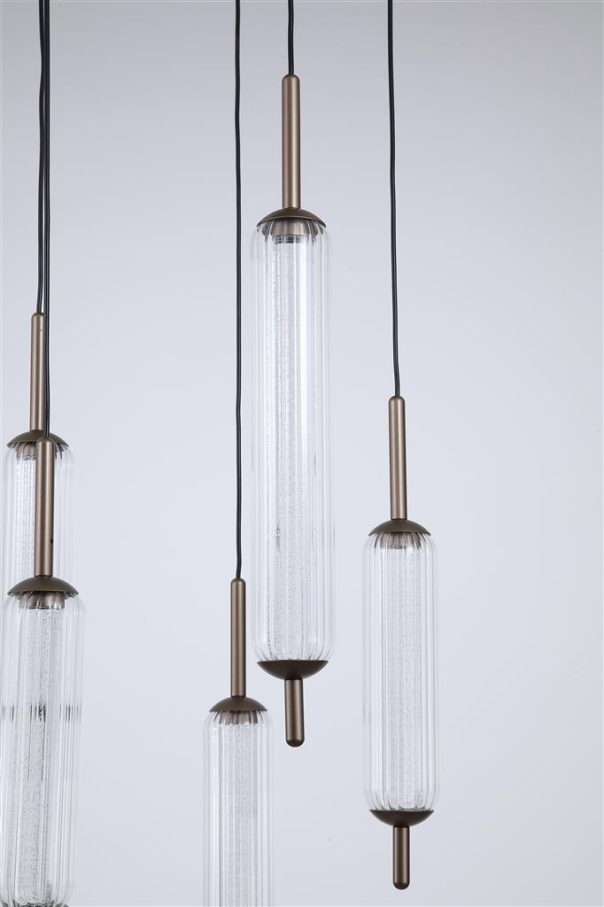 Cattail Ø37 Brun Taklampe Fra Searchlight - Lampen har fem riflede, sylindriske skjermer i klart glass som henger elegant fra en rund takplate i en brun tone, inspirert av de myke formene til siv.