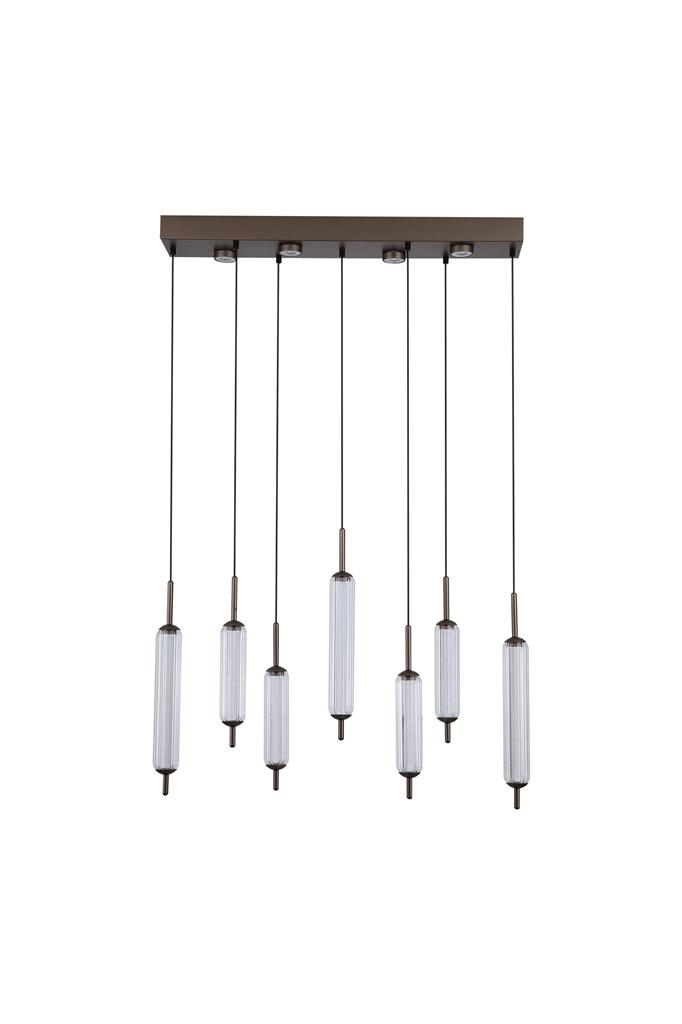 Cattail 85cm Brun Taklampe Fra Searchlight - Lampen har sju riflede, sylindriske skjermer i klart glass som henger elegant fra en avlang takplate i en brun tone, inspirert av de myke formene til siv.