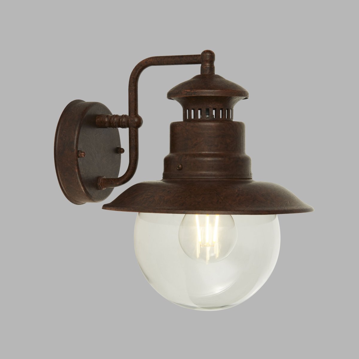 Station Rust utendørslampe Fra Searchlight - Den robuste metallkonstruksjonen i antikk finish og den store glasskulen gir et autentisk inntrykk som leder tankene til tradisjonelle landlige miljøer.