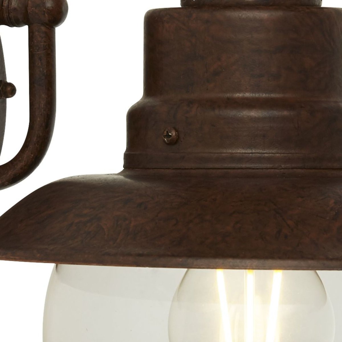 Station Rust utendørslampe Fra Searchlight - Den robuste metallkonstruksjonen i antikk finish og den store glasskulen gir et autentisk inntrykk som leder tankene til tradisjonelle landlige miljøer.