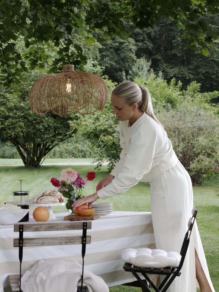 Belle Ø53 Natur Fra PR Home - Siden lampen er laget av naturmateriale, kan b&aring;de farge og form variere, og fargen kan endres over tid, noe som er en del av dens sjarm og autentisitet.