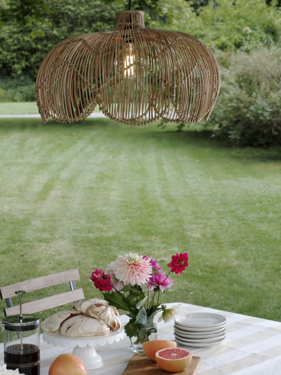 Belle Ø53 Natur Fra PR Home - Siden lampen er laget av naturmateriale, kan b&aring;de farge og form variere, og fargen kan endres over tid, noe som er en del av dens sjarm og autentisitet.