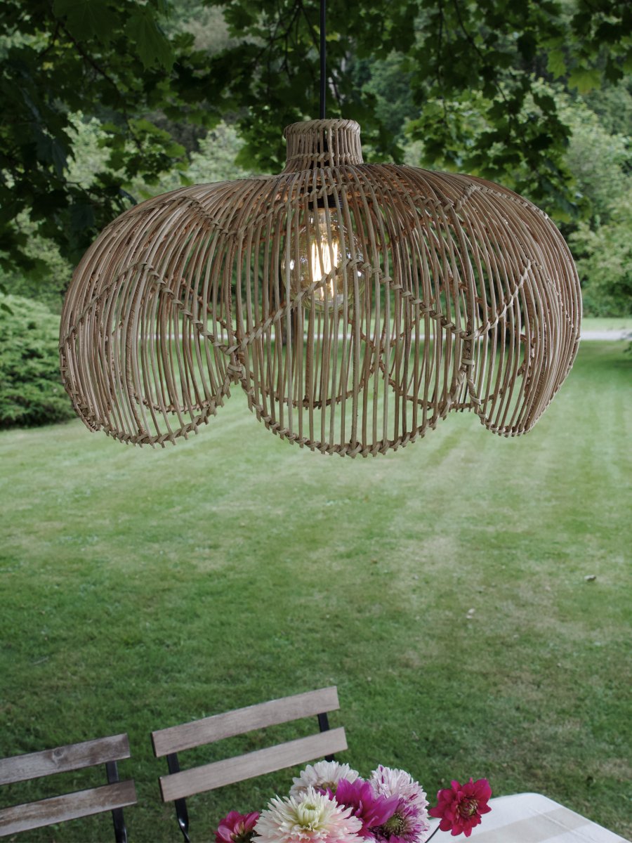Belle Ø53 Natur Fra PR Home - Siden lampen er laget av naturmateriale, kan b&aring;de farge og form variere, og fargen kan endres over tid, noe som er en del av dens sjarm og autentisitet.