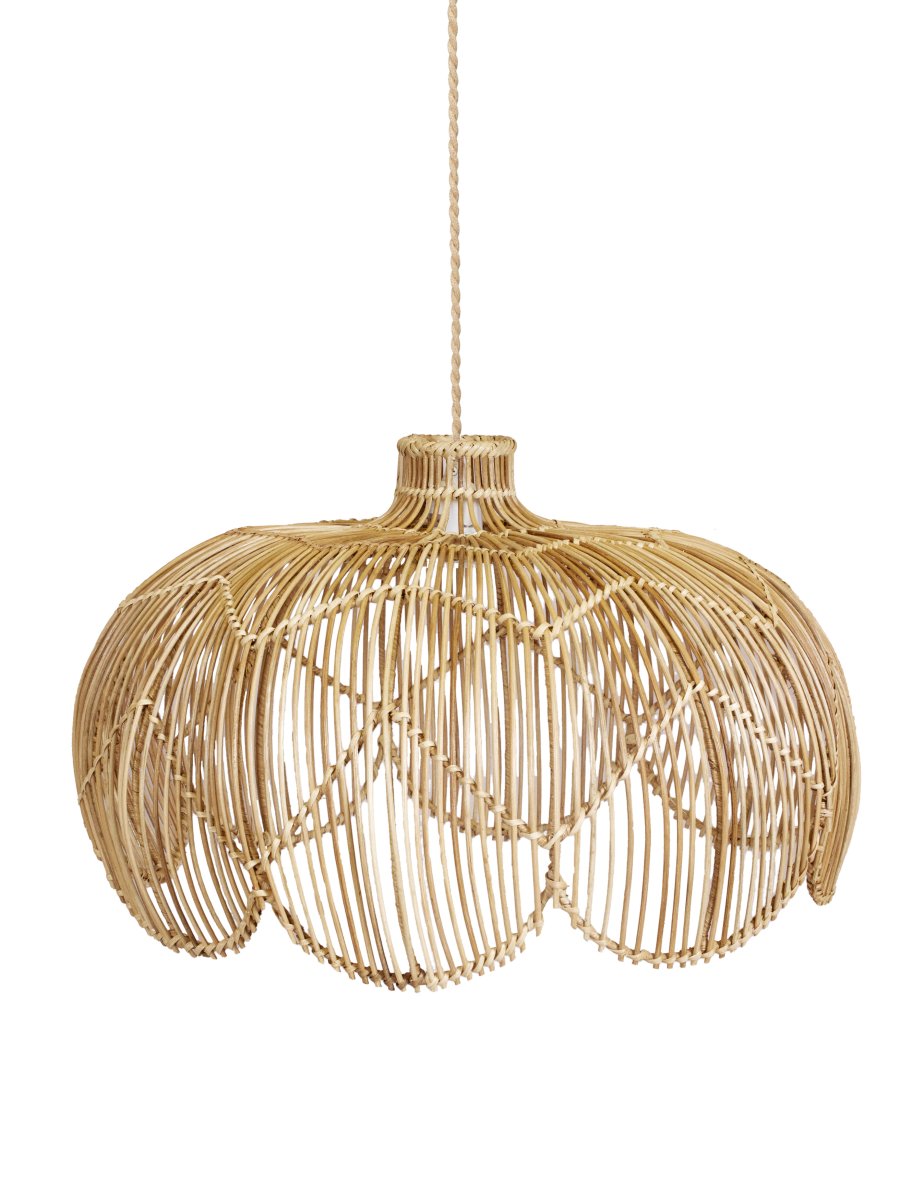 Belle Ø53 Natur Taklampe Fra PR Home - Den nederste kanten har en elegant snegleskallform som tilf&oslash;rer myke linjer og en bohemsk f&oslash;lelse til rommet, mens den smale halsen &oslash;verst skjuler ledningen p&aring; en diskret og stilig m&aring;te.