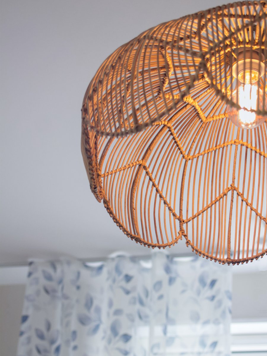Belle Ø53 Natur Taklampe Fra PR Home - Den nederste kanten har en elegant snegleskallform som tilf&oslash;rer myke linjer og en bohemsk f&oslash;lelse til rommet, mens den smale halsen &oslash;verst skjuler ledningen p&aring; en diskret og stilig m&aring;te.