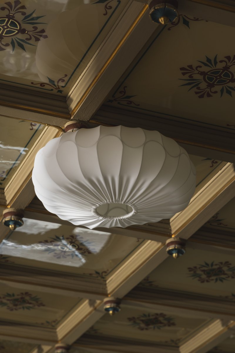 Bladverk Ø50 Hvit plafond Fra Globen Lighting - Lampens metallramme er formet som blader som er lappet sammen, noe som skaper en unik og naturlig estetikk.