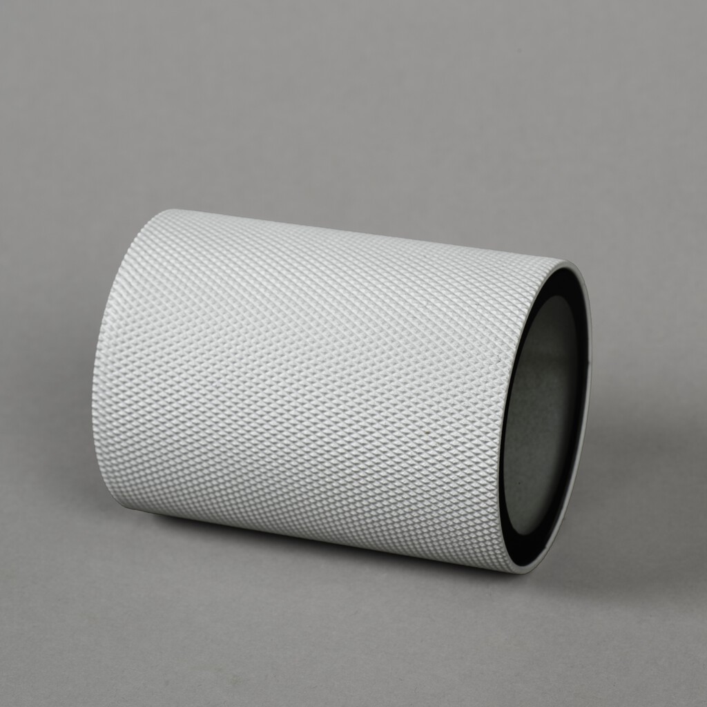 Temi Hvit utendørslampe Fra Konstsmide - Med sin runde design og direkte lys er den ideell for å skape en sofistikert atmosfære i entréer og ganger.