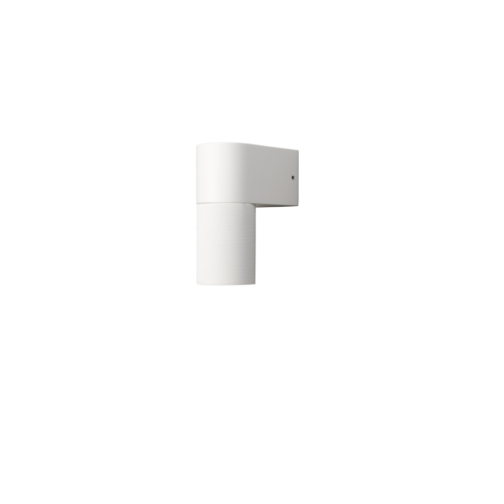 Temi Hvit utendørslampe Fra Konstsmide - Med sin runde design og direkte lys er den ideell for å skape en sofistikert atmosfære i entréer og ganger.