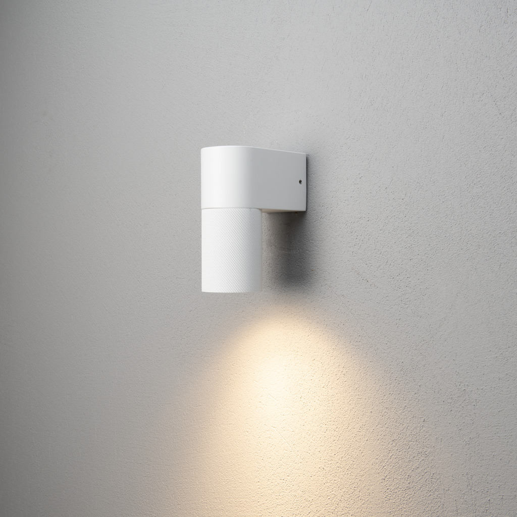 Temi Hvit utendørslampe Fra Konstsmide - Med sin runde design og direkte lys er den ideell for å skape en sofistikert atmosfære i entréer og ganger.