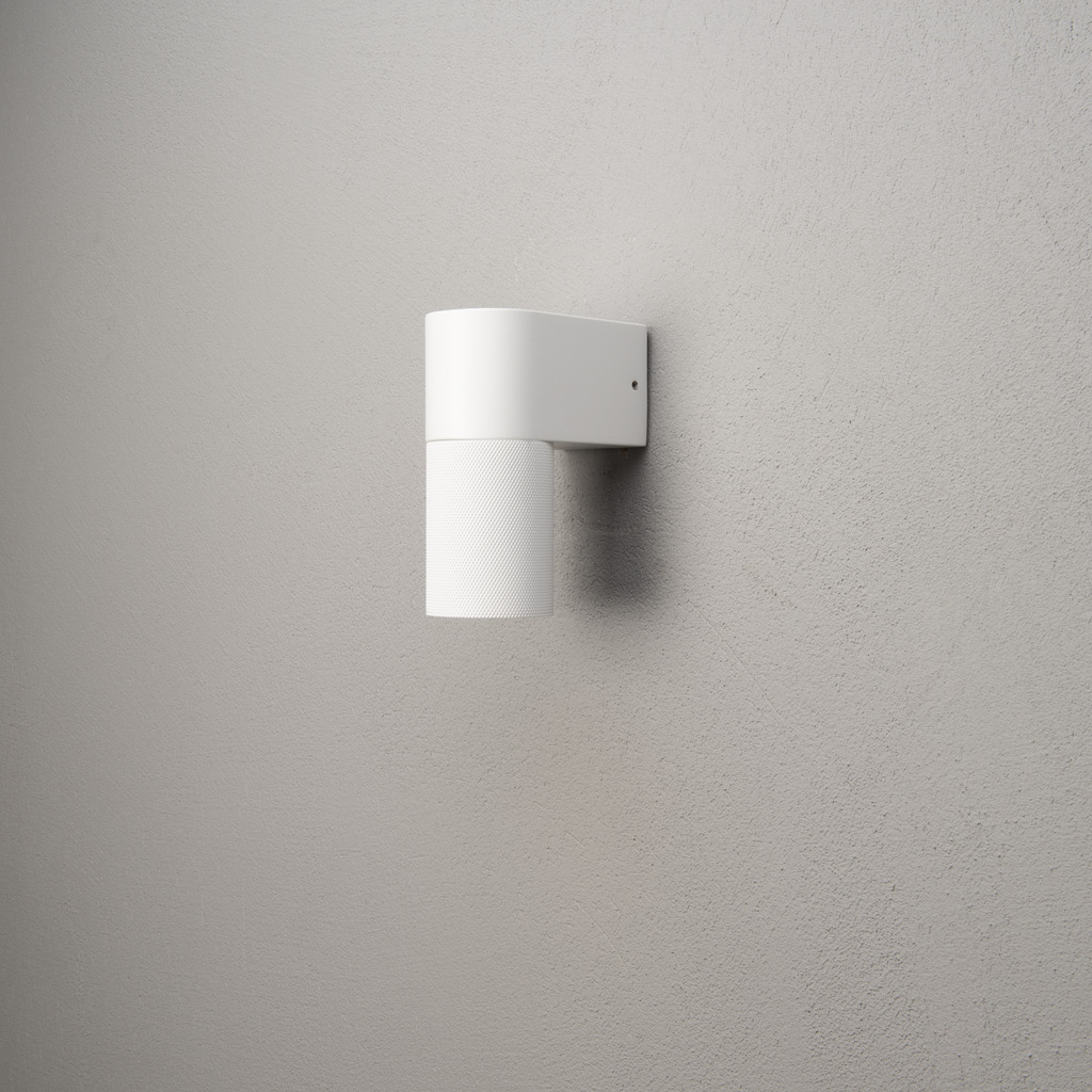 Temi Hvit utendørslampe Fra Konstsmide - Med sin runde design og direkte lys er den ideell for å skape en sofistikert atmosfære i entréer og ganger.