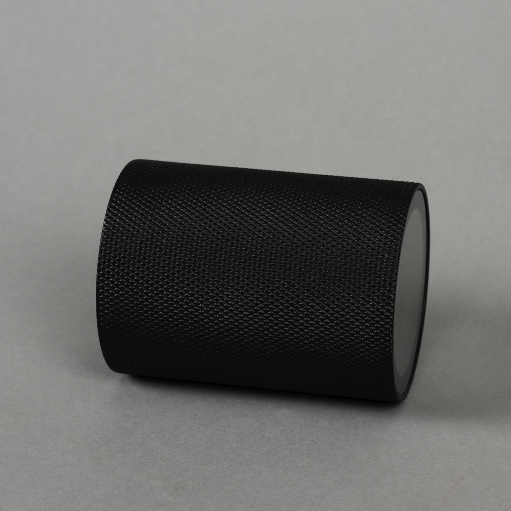 Temi Svart utendørslampe Fra Konstsmide - Med sin runde design og direkte lys er den ideell for &aring; skape en sofistikert atmosf&aelig;re i entr&eacute;er og ganger.