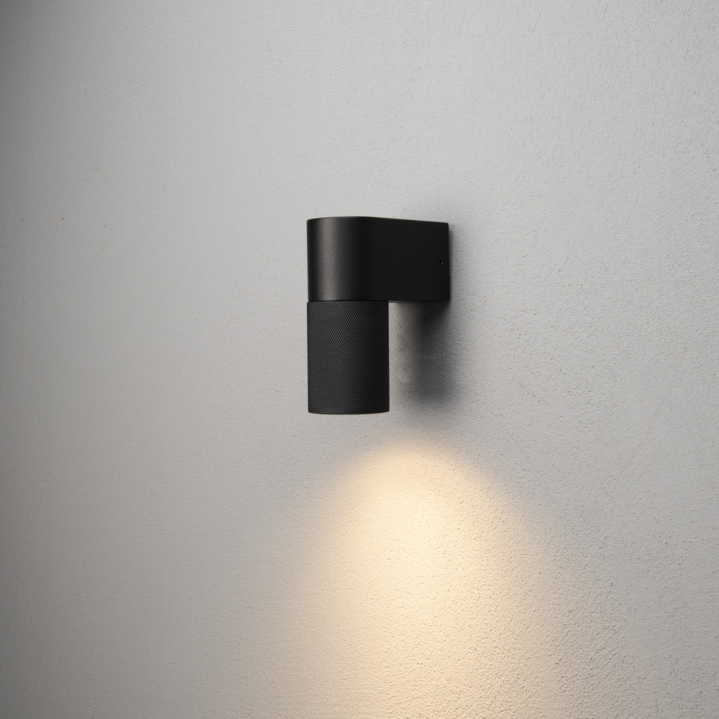 Temi Svart utendørslampe Fra Konstsmide - Med sin runde design og direkte lys er den ideell for &aring; skape en sofistikert atmosf&aelig;re i entr&eacute;er og ganger.