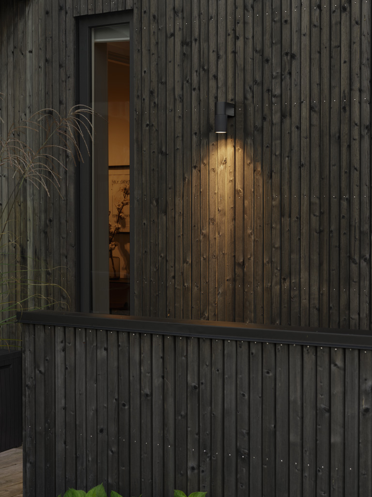 Temi Svart utendørslampe Fra Konstsmide - Med sin runde design og direkte lys er den ideell for &aring; skape en sofistikert atmosf&aelig;re i entr&eacute;er og ganger.