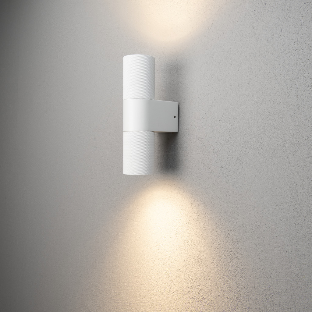 Temi Hvit utendørslampe Fra Konstsmide - Lag en elegant og moderne lysløsning for fasaden din med denne hvite vegglampen som lyser både opp og ned.
