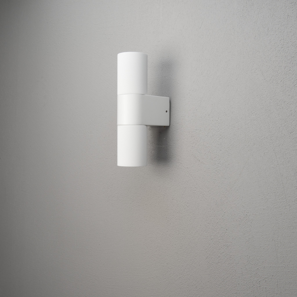Temi Hvit utendørslampe Fra Konstsmide - Lag en elegant og moderne lysløsning for fasaden din med denne hvite vegglampen som lyser både opp og ned.