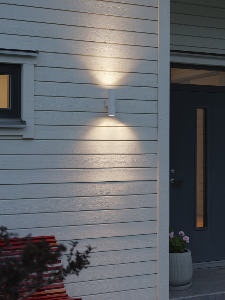Temi Hvit utendørslampe Fra Konstsmide - Lag en elegant og moderne lysløsning for fasaden din med denne hvite vegglampen som lyser både opp og ned.