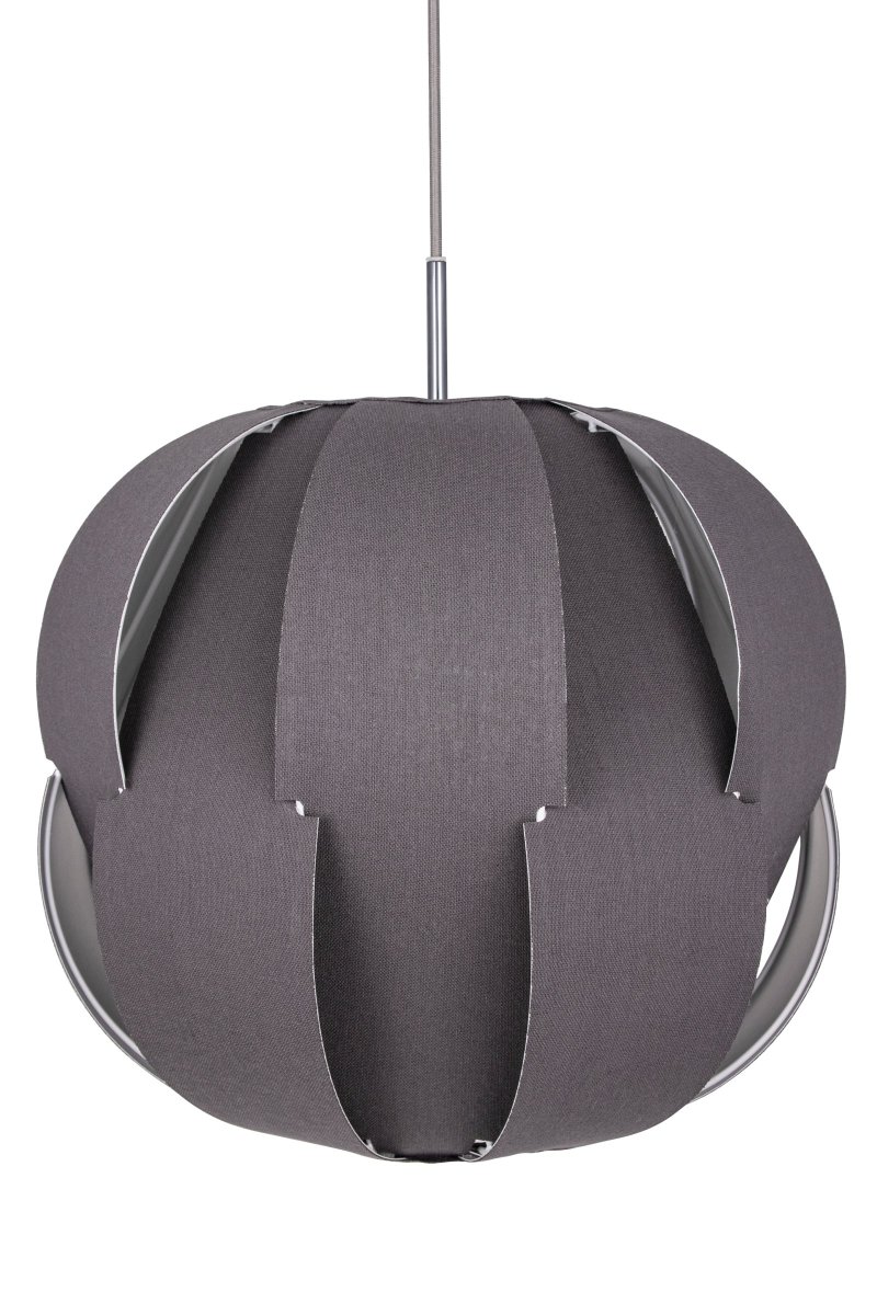 Pavot Ø45 Grå Taklampe Fra Globen Lighting - Linstoffet strekkes rundt en metallramme og en metallpinne i krom blir en bro mellom lampeskjermen og den 120 cm lange gr&aring; tekstilkabelen.