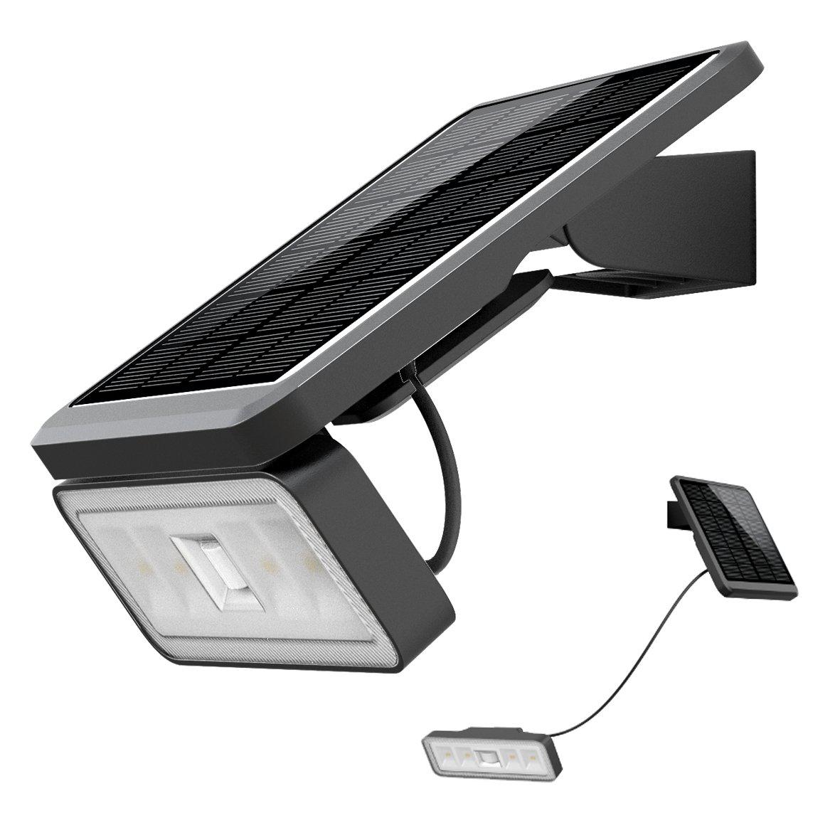 Batteridrevet lyskaster med sensor Svart solcellelampe Fra Designlight - Hvis armaturen registrerer bevegelse, lyser den opp med 100 % lysstyrke (1000lm) i 18 sekunder f&oslash;r den deretter lyser opp med et grunnlys p&aring; omtrent 30-50lm.
