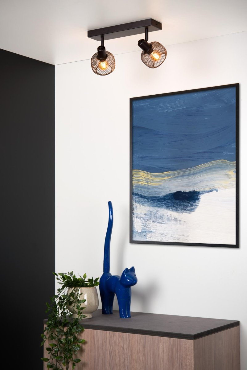 Maren 2 Svart spotlight Fra Lucide - Lyspunktene er dekket av sf&aelig;riske metallnett, men i stedet for perfekte kuler er det sylindriske fantasier med en &aring;pning i toppen som gir lyset maksimal spredning.