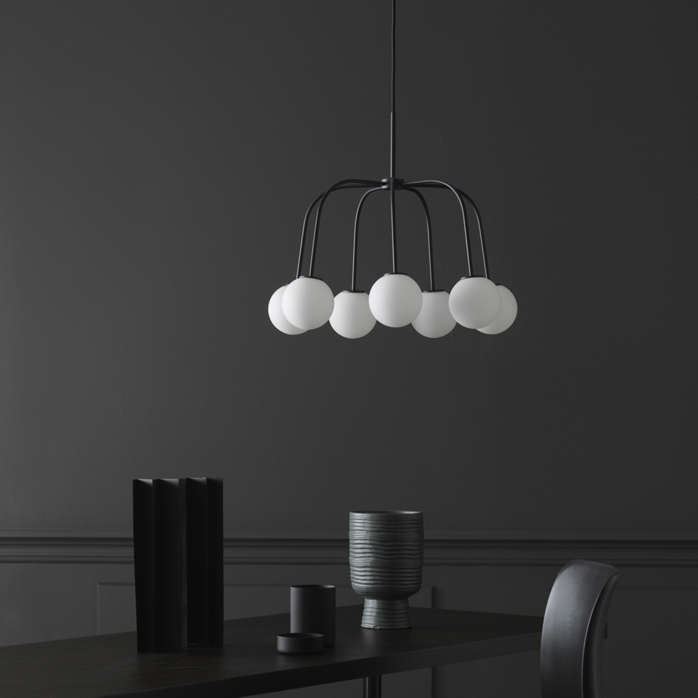 Waterfall Ø50 Svart Taklampe Fra CO Bankeryd - Waterfall er en stilig taklampe som med sine smale metallrør og runde opalglass skaper en uttrykksfull kontrast.