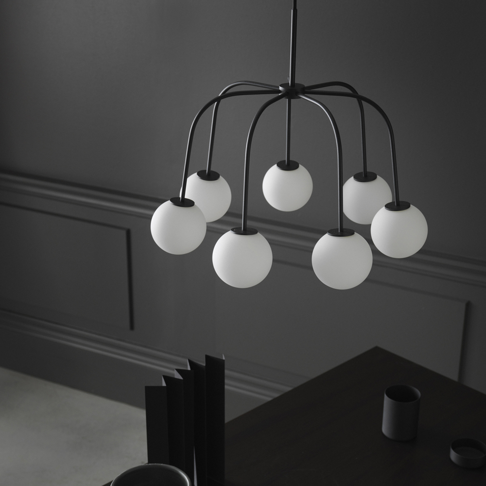 Waterfall Ø50 Svart Taklampe Fra CO Bankeryd - Waterfall er en stilig taklampe som med sine smale metallrør og runde opalglass skaper en uttrykksfull kontrast.