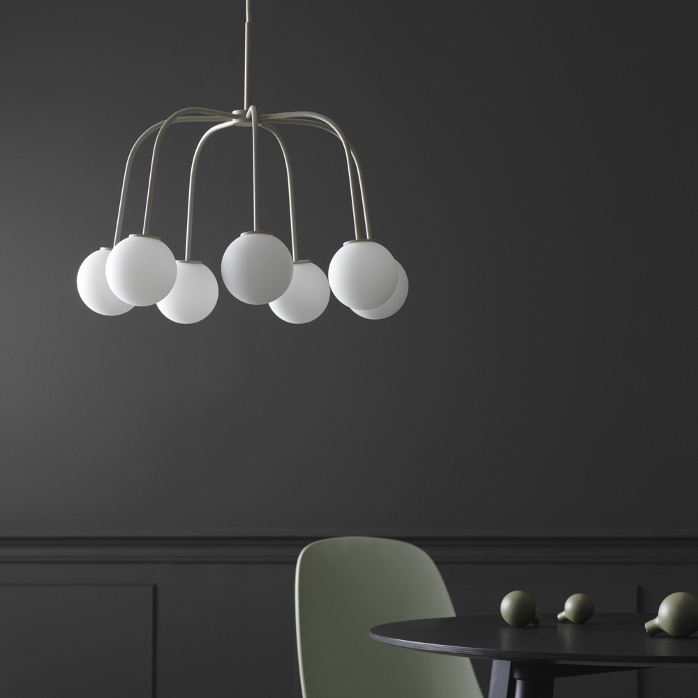 Waterfall Ø50 Beige Taklampe Fra CO Bankeryd - Waterfall er en stilig taklampe som med sine smale metallrør og runde opalglass skaper en uttrykksfull kontrast.