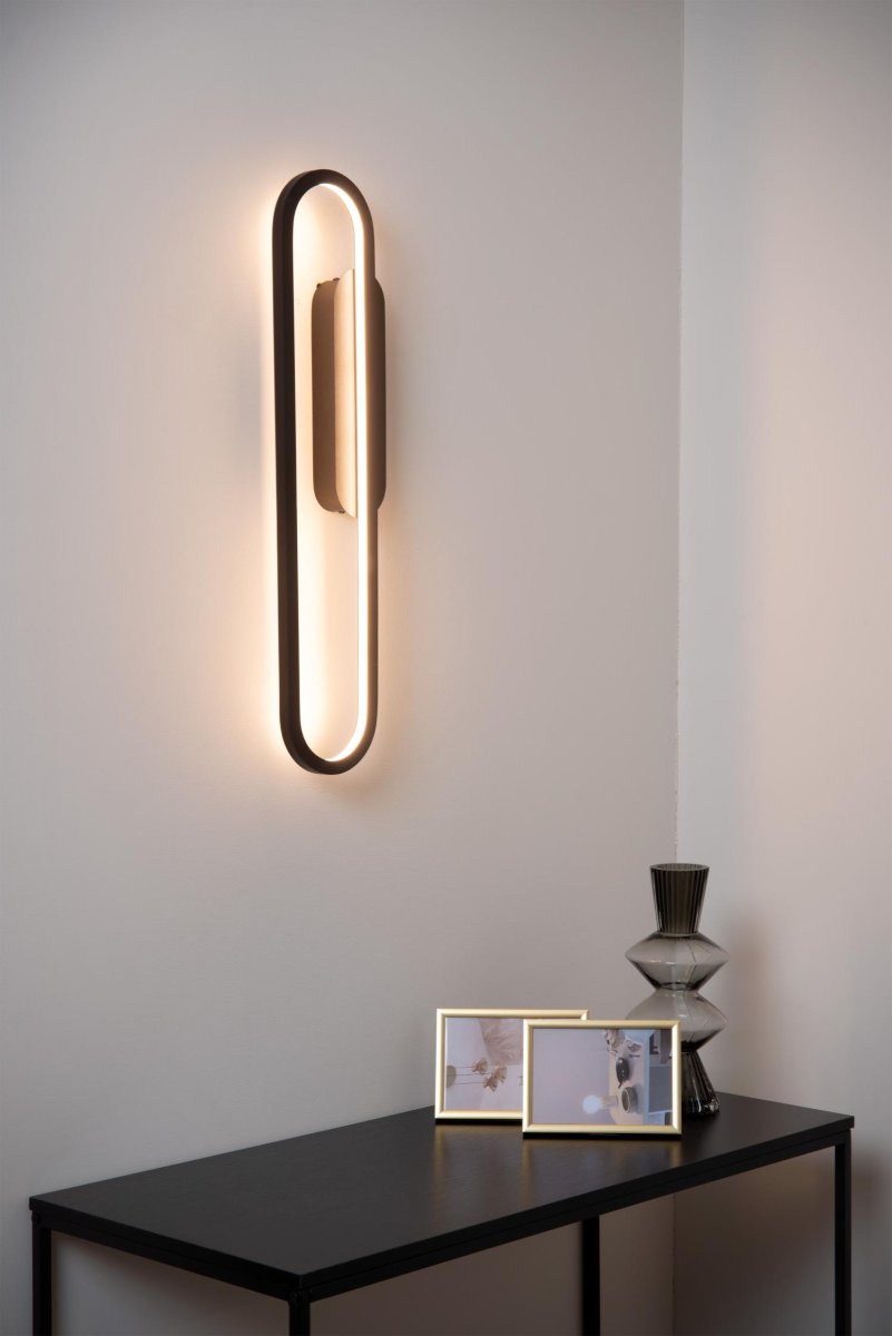 Thelma 60cm Svart vegglampe Fra Lucide - Vegglampen kan enkelt kobles til en ekstern dimmer, som gjør det mulig å jevnt justere lysintensiteten.