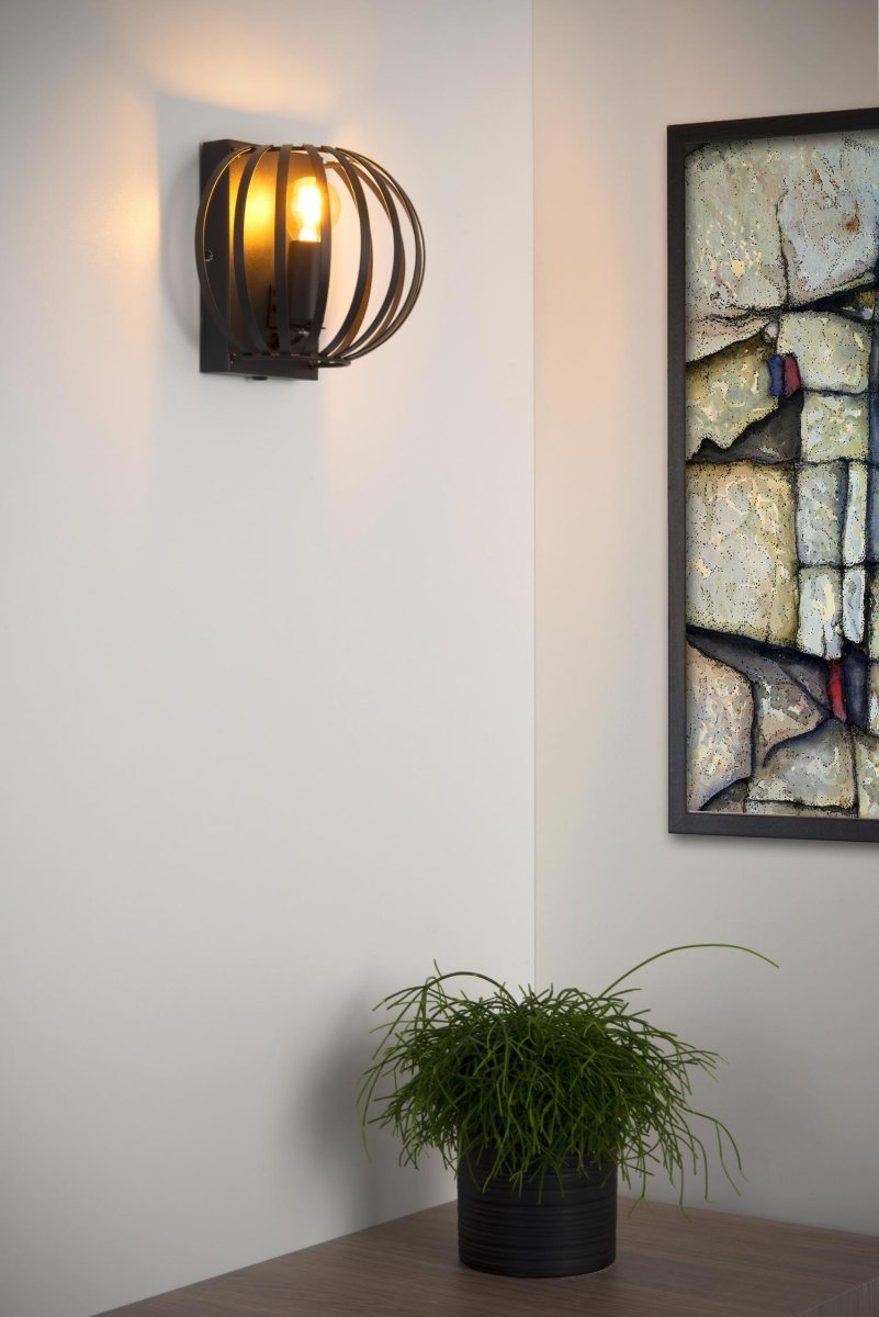 Manuela 17cm Svart vegglampe Fra Lucide - Denne vegglampen har et moderne utseende, og takket være sin slanke og slående design blir Manuela et blikkfang i alle interiører, også rustikke.