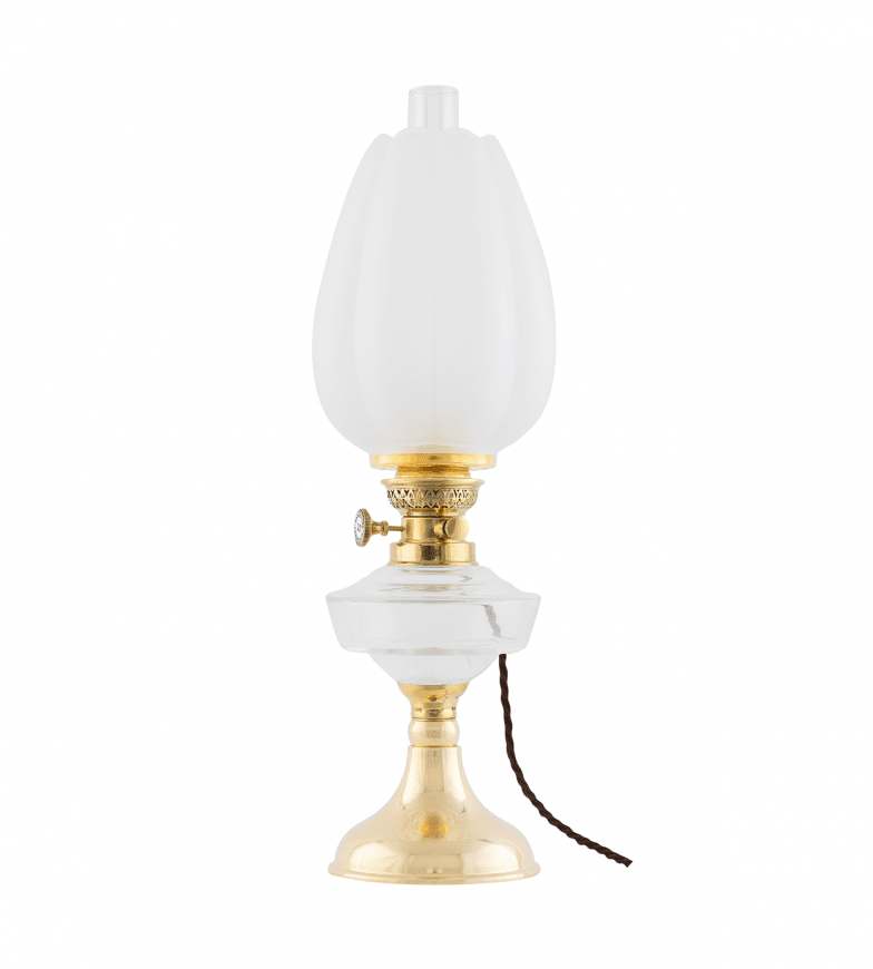 Trossö Elec 70 Messing Fra Karlskrona lampfabrik - En elektrisk montert parafinlampe med oljehus i klart glass, som med sin enkle, vakkert b&oslash;lgende sokkel er en ekte klassiker som i originalversjon har v&aelig;rt i v&aring;rt sortiment siden 1890-tallet.