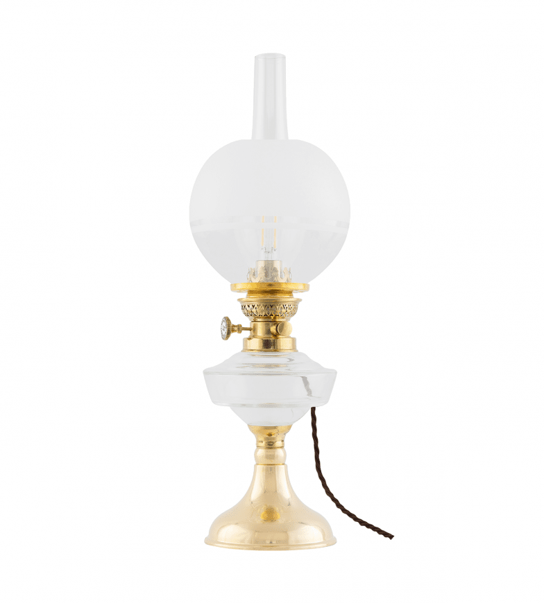 Trossö Elec 70 Messing Fra Karlskrona lampfabrik - En elektrisk montert parafinlampe med oljehus i klart glass, som med sin enkle, vakkert b&oslash;lgende sokkel er en ekte klassiker som i originalversjon har v&aelig;rt i v&aring;rt sortiment siden 1890-tallet.