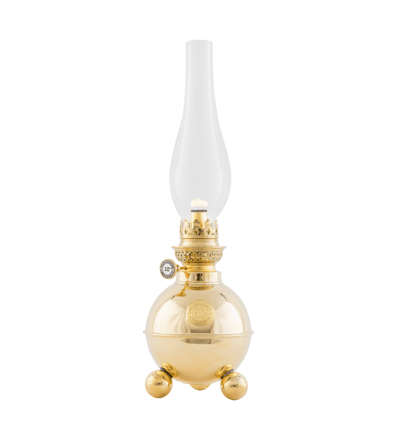 Zoom bilde av Dragsö Messing Fra Karlskrona lampfabrik - Denne parafinlampen med det karakteristiske kuleformede oljehuset p&aring; tre kuleformede f&oslash;tter, er en klassiker som er spesielt popul&aelig;r rundt juletider.