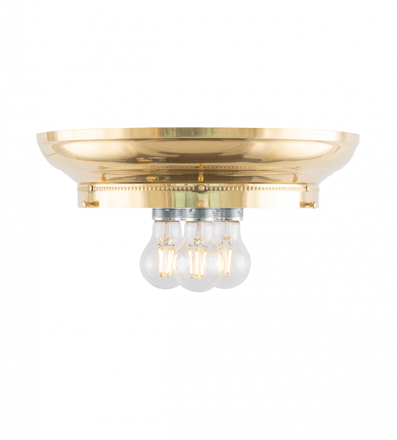 Fröding 300 Messing Fra Karlskrona lampfabrik - Lampen er utstyrt med tre lyskilder for et jevnere og mer behagelig lysm&oslash;nster, noe som er spesielt viktig ved bruk av slipt krystallglass.