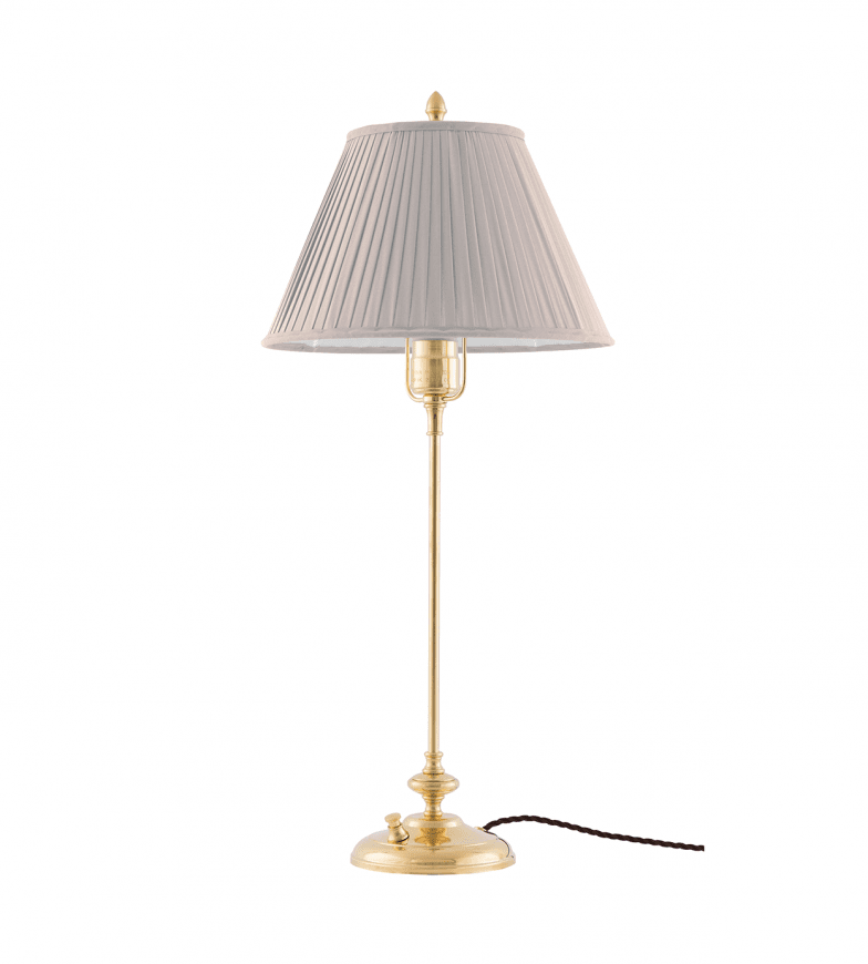 Moberg Messing Fra Karlskrona lampfabrik - Lampsk&auml;rmen h&aring;lls upp av en m&auml;ssingslyra, vilket ger ett gedignare k&auml;nsla &auml;n sk&auml;rmar med fasta vitlackerade lyror.