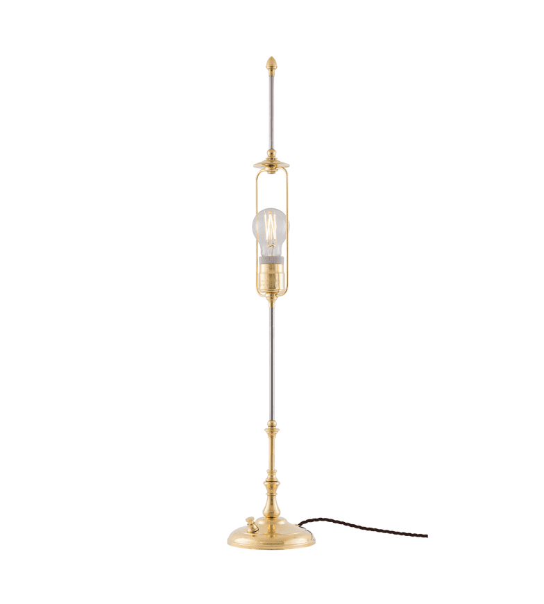 Stiernstedt Messing Fra Karlskrona lampfabrik - Stiernstedt i polerad m&auml;ssing har sin f&ouml;rebild i det tidiga 1800-talets lampor d&auml;r sk&auml;rmen gick att justera f&ouml;r att f&ouml;lja vaxljusets l&auml;ngd allteftersom det brann ner.