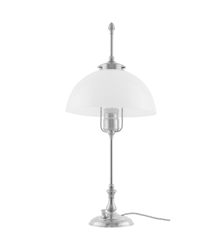 Swedenborg Nikkel Fra Karlskrona lampfabrik - Swedenborg har sin f&ouml;rebild i det tidiga 1800-talets lampor d&auml;r sk&auml;rmen gick att justera f&ouml;r att f&ouml;lja vaxljusets l&auml;ngd allteftersom det brann ner.