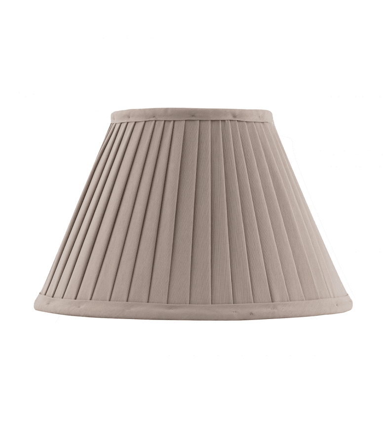 Fabric Lamp Shade 200 Beige Fra Karlskrona lampfabrik - Klassisk tekstilvisir i plissert bomullsstoff med ringkant for enkel festing.
