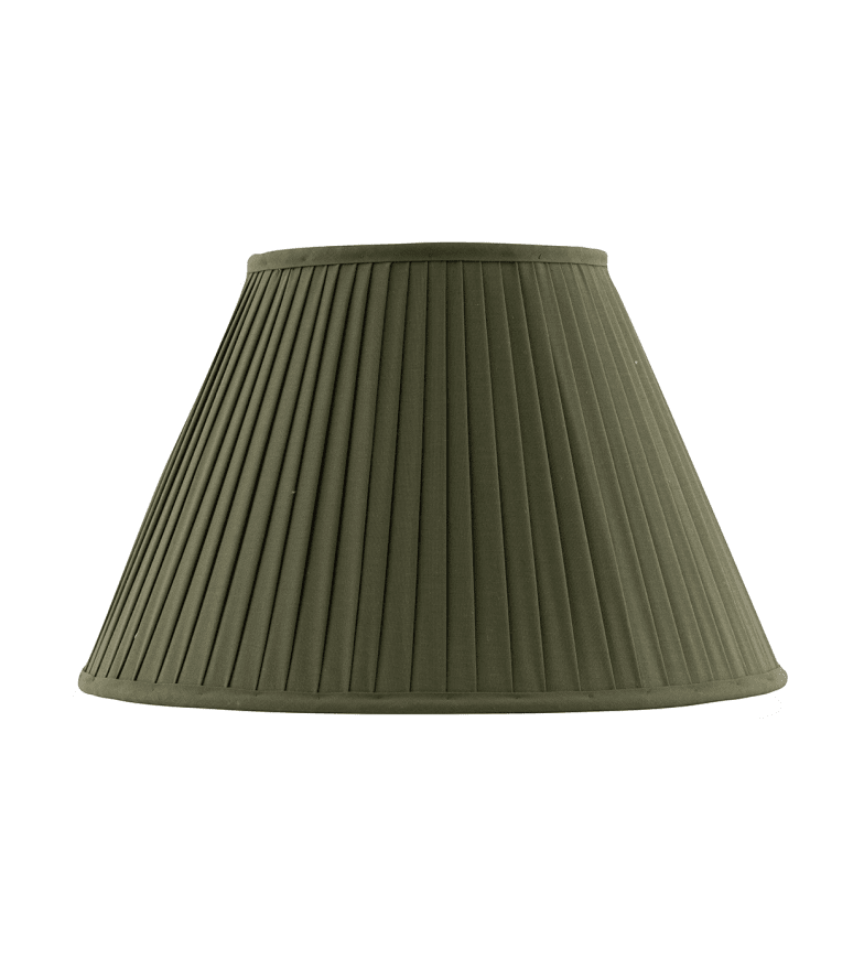 Fabric Lamp Shade 300 Skoggrønn Fra Karlskrona lampfabrik - gjenget lampeholder eller i messinghylsen som er inkludert i våre bord- og gulvlamper.