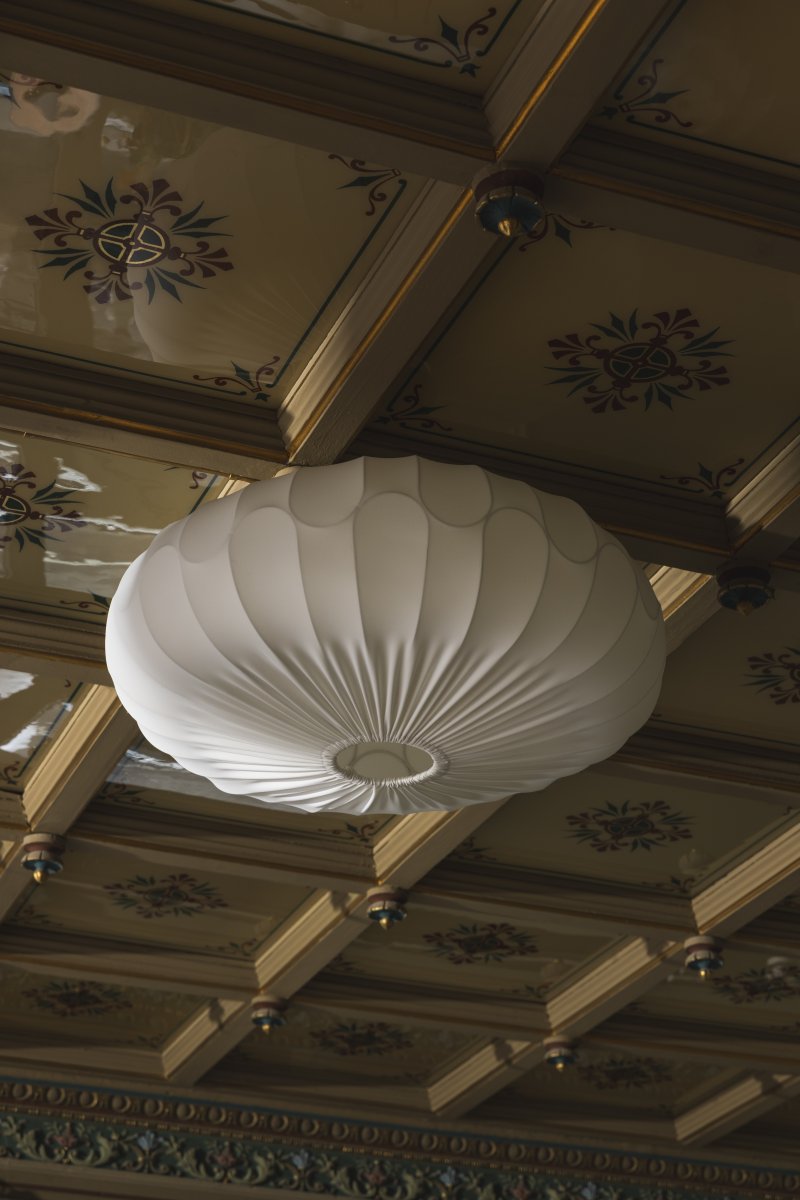 Bladverk Ø70 Hvit plafond Fra Globen Lighting - Lampens metallramme er formet som blader som er lappet sammen, noe som skaper en unik og naturlig estetikk.