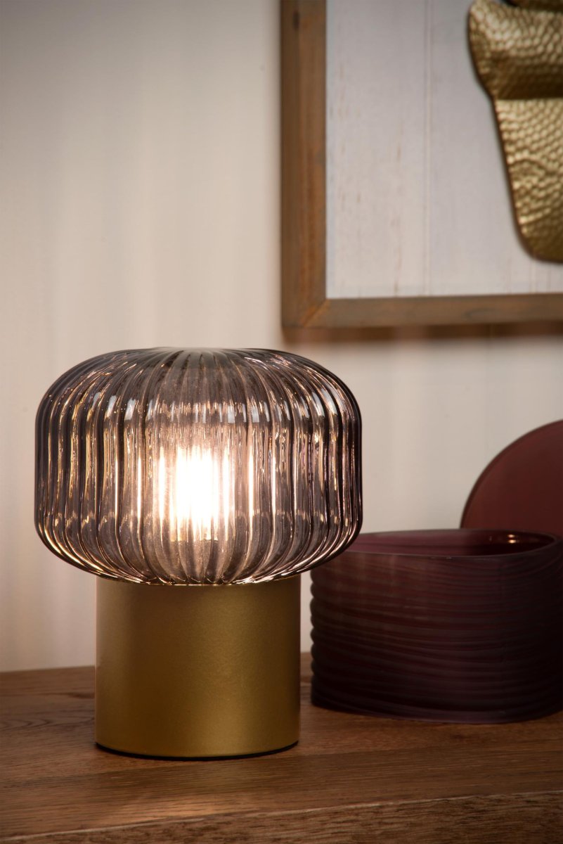 Jany 18cm Matt gull/messing bordlampe Fra Lucide - Den metalliske basen er en helt glatt sylinder, mens glasset rundt lyskilden er alt annet enn flatt.