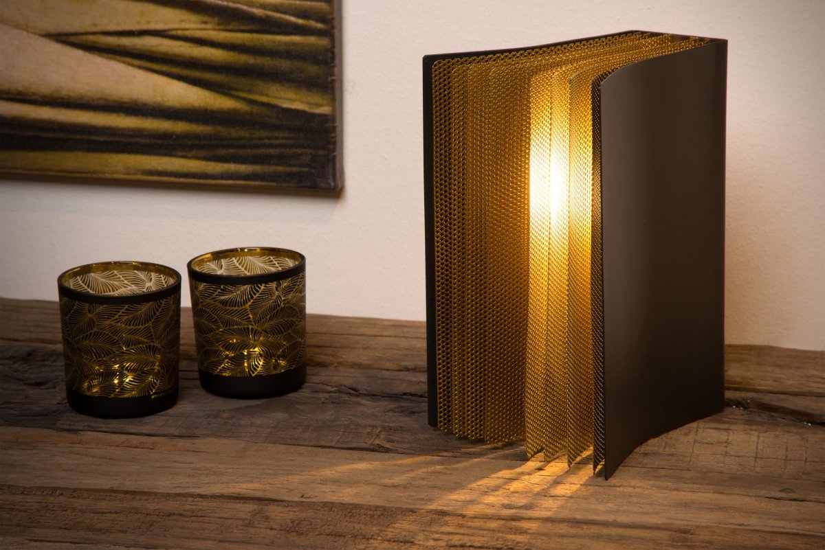 Extravaganza Livret 22cm Svart bordlampe Fra Lucide - Designet er formet som en bok, omslaget og sidene er laget av metall av høy kvalitet.