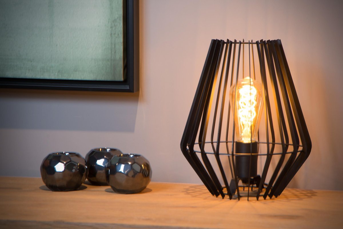 Reda 27cm Svart bordlampe Fra Lucide - Du kan la Reda st&aring; st&aring;ende eller plasser den p&aring; en av de skr&aring;nende sidene, velg den som passer best for ditt hjem.