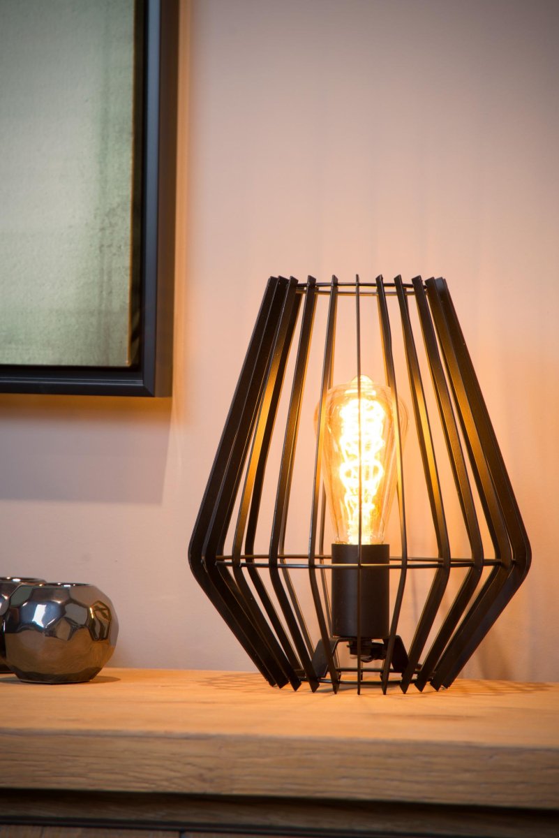 Reda 27cm Svart bordlampe Fra Lucide - Du kan la Reda st&aring; st&aring;ende eller plasser den p&aring; en av de skr&aring;nende sidene, velg den som passer best for ditt hjem.