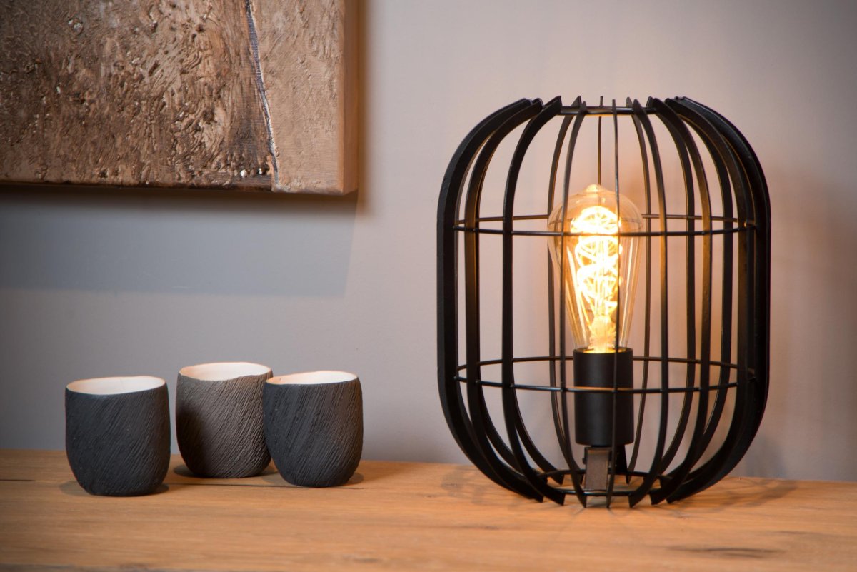 Reda 26cm Svart bordlampe Fra Lucide - Redas fleksible design gir deg mange muligheter i din interiørdesign, plasser den først som en stemningsdeler i hallen eller som en stilig interiørdetalj i stuen, velg det som passer best for ditt hjem.