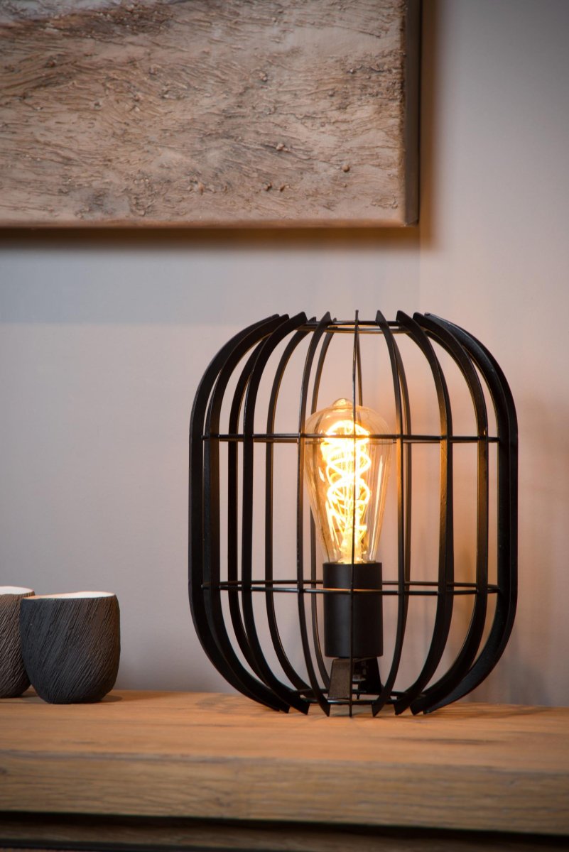 Reda 26cm Svart bordlampe Fra Lucide - Redas fleksible design gir deg mange muligheter i din interiørdesign, plasser den først som en stemningsdeler i hallen eller som en stilig interiørdetalj i stuen, velg det som passer best for ditt hjem.