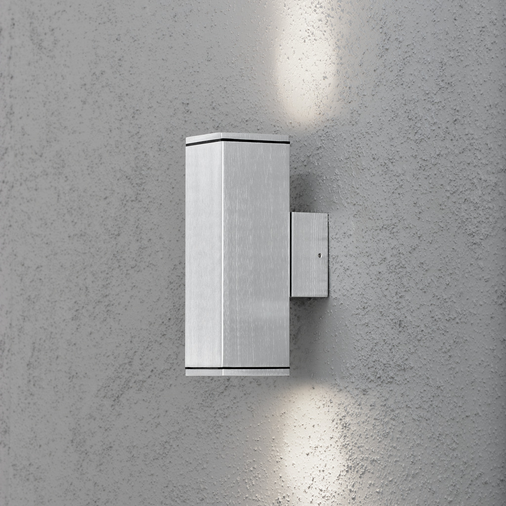 Monza Sølv utendørslampe Fra Konstsmide - Perfekt for innganger og uteplasser, gir den et behagelig og trygt lys samtidig som den komplementerer moderne arkitektoniske stiler.